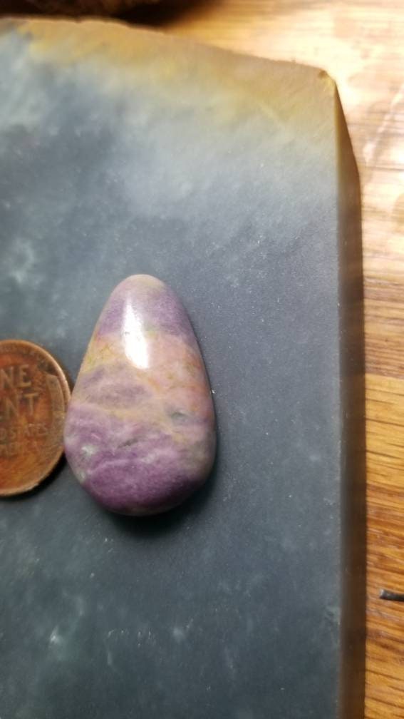 38ct UV reactive monet stone tear drop cabochon