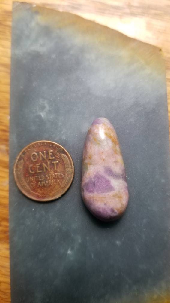 46ct UV reactive monet stone tear drop cabochon