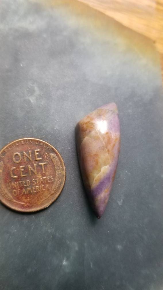 28ct UV monet stone flourite triangle cabochon