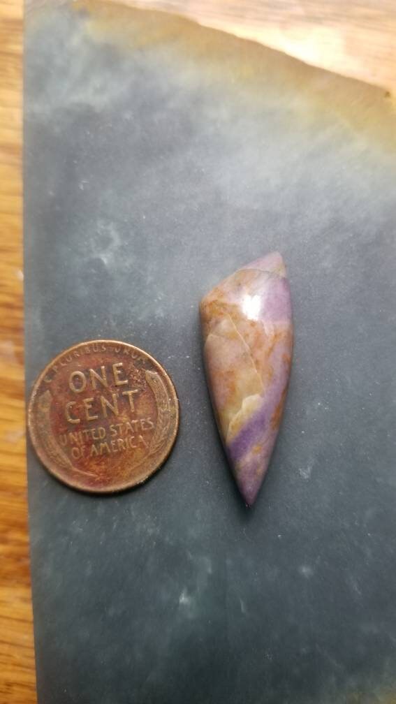 28ct UV monet stone flourite triangle cabochon