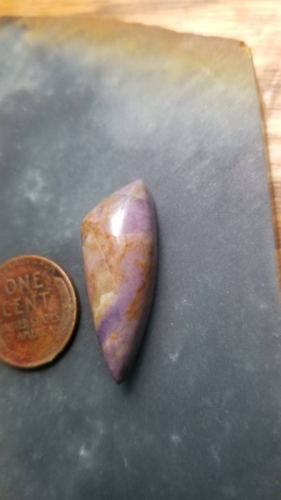 28ct UV monet stone flourite triangle cabochon