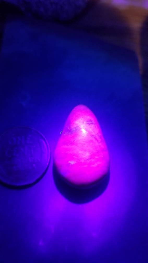 38ct UV reactive monet stone tear drop cabochon
