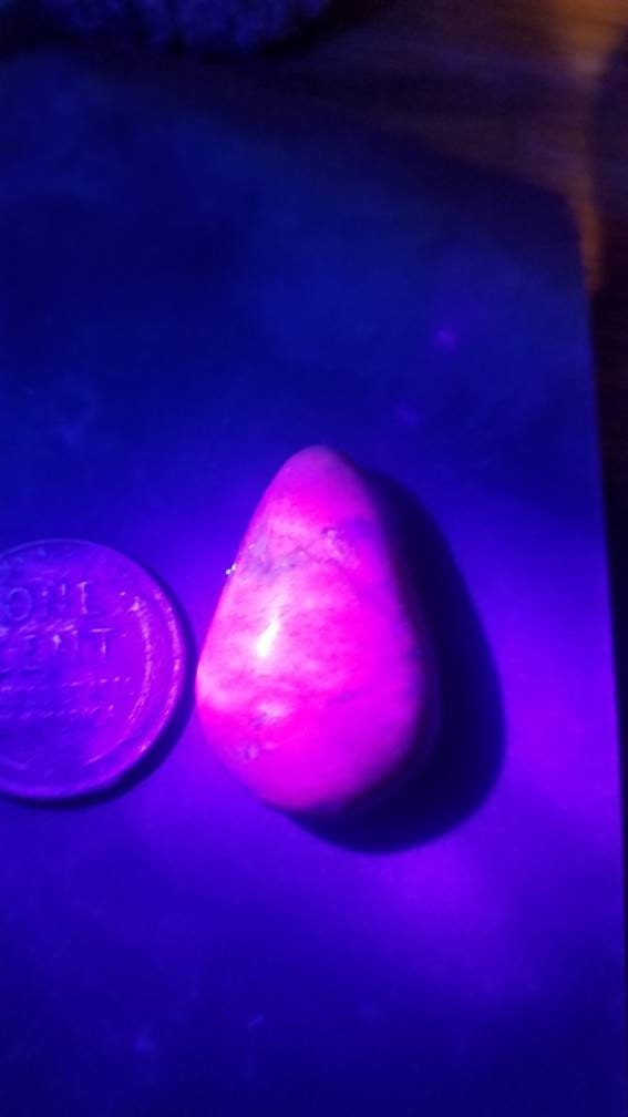 38ct UV reactive monet stone tear drop cabochon