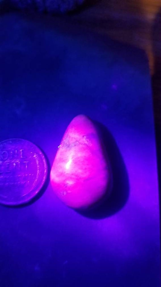 38ct UV reactive monet stone tear drop cabochon