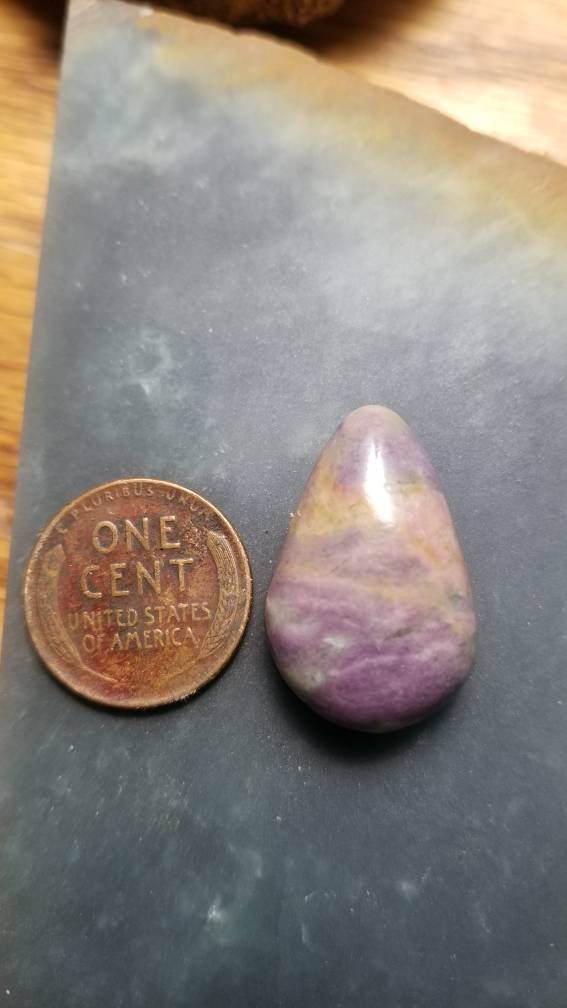 38ct UV reactive monet stone tear drop cabochon