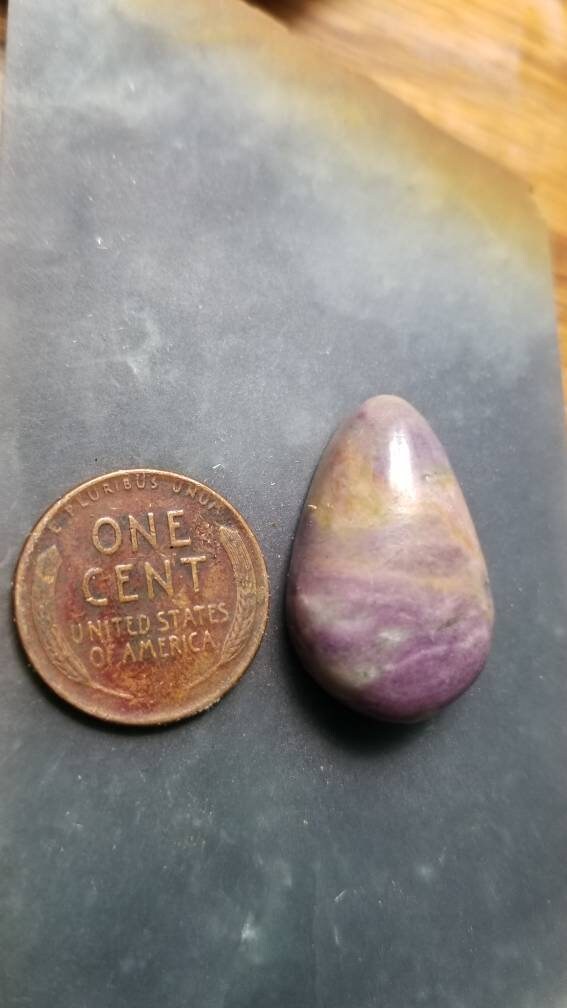 38ct UV reactive monet stone tear drop cabochon