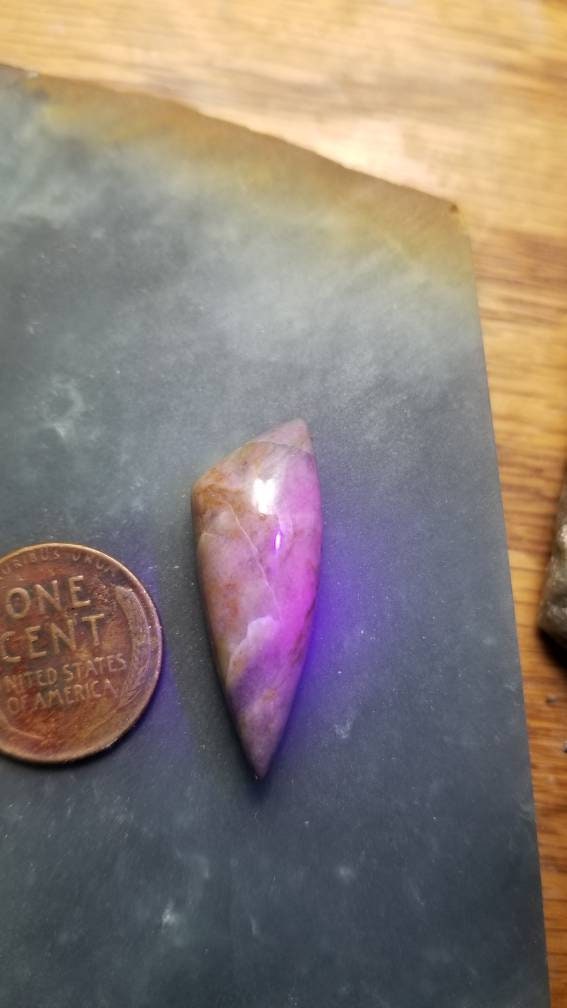 28ct UV monet stone flourite triangle cabochon