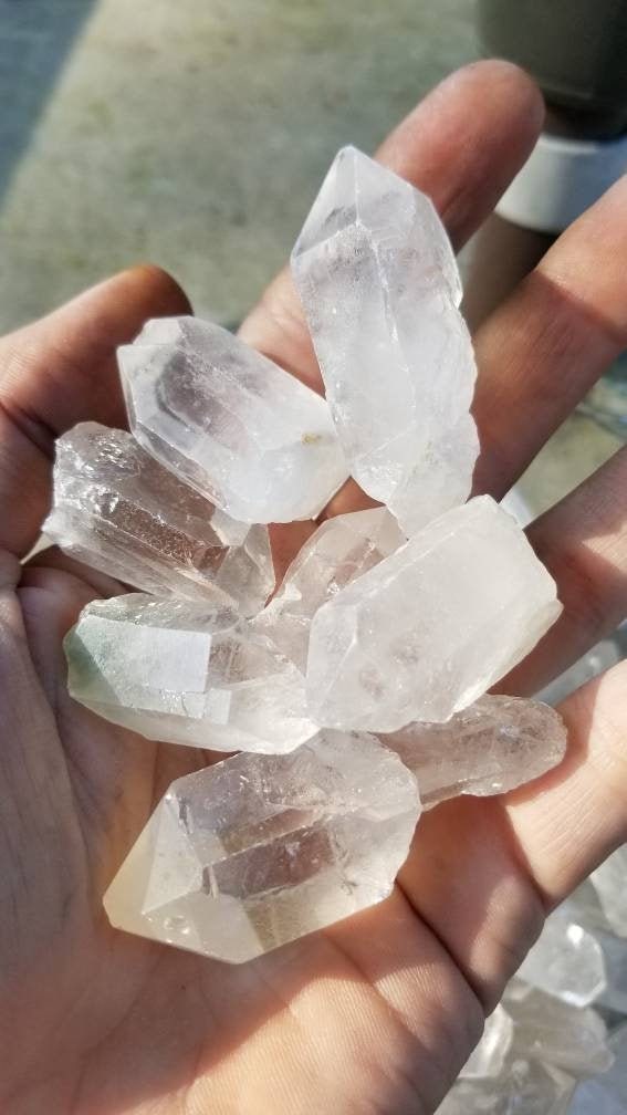 Small high quality quartz points terminated crystals