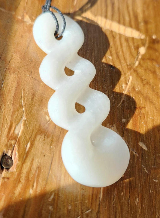 Siberian mutton fat nephrite jade tripple twist pikorua pendant necklace